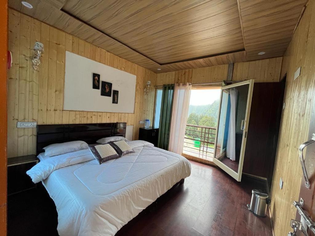 Sari에 위치한 Chopta gaurav hotel에서 갤러리에 업로드한 사진