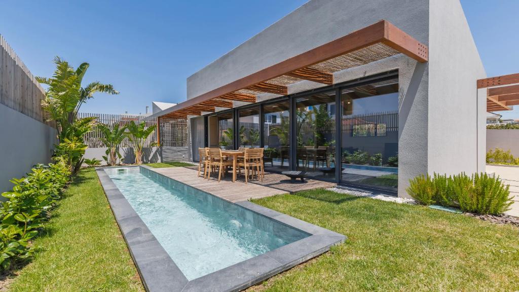 una casa con piscina en el patio en Stunning Beach House with Pool by LovelyStay, en Santo Isidoro