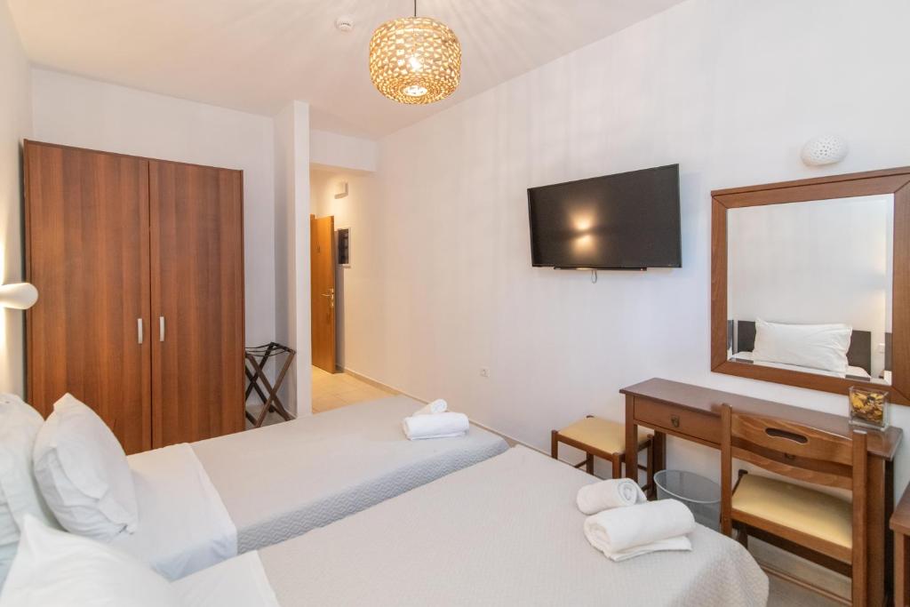 Postel nebo postele na pokoji v ubytování Agapi Hotel Tinos