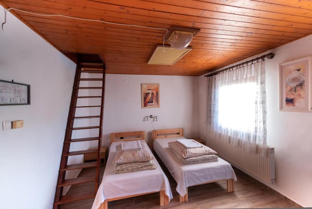 Posteľ alebo postele v izbe v ubytovaní Vándor Vigadó