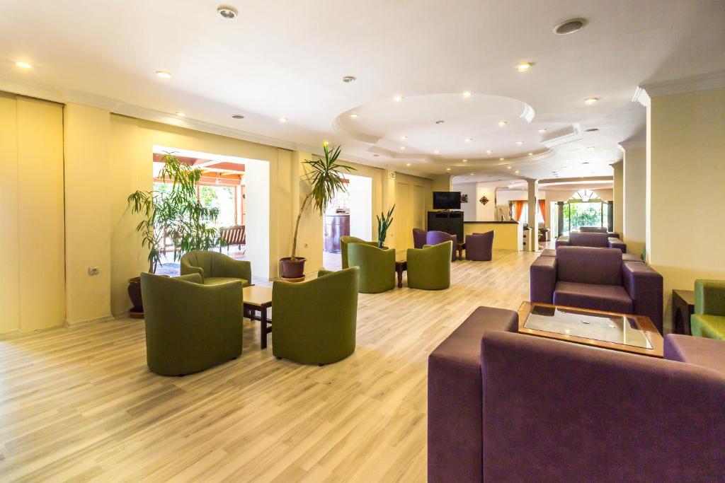 A seating area at Hotel Club Phellos