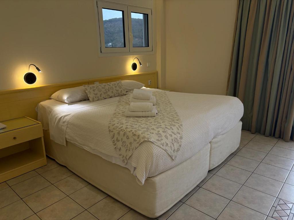 Postel nebo postele na pokoji v ubytování New Aegli Resort Hotel