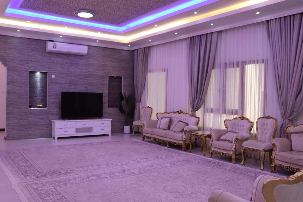 TV a/nebo společenská místnost v ubytování Happiness Rest House