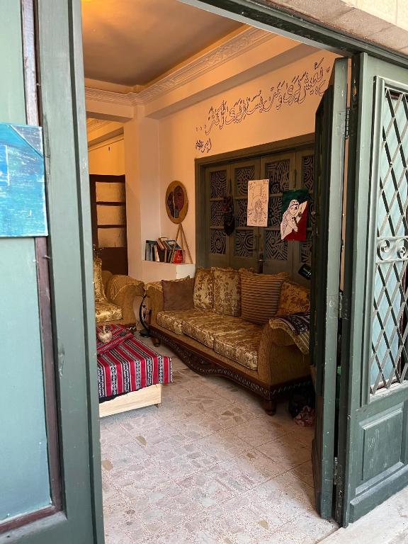 a living room with a couch in a room at bayt alrahaal in Amman