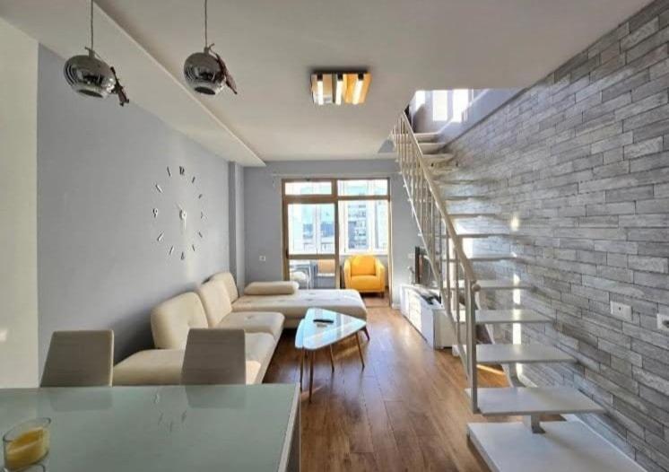 Stylish 2BR Duplex w Balcony