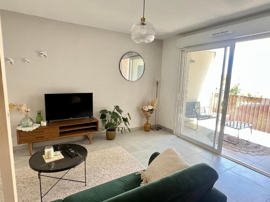 TV a/nebo společenská místnost v ubytování Joli appartement lumineux et calme