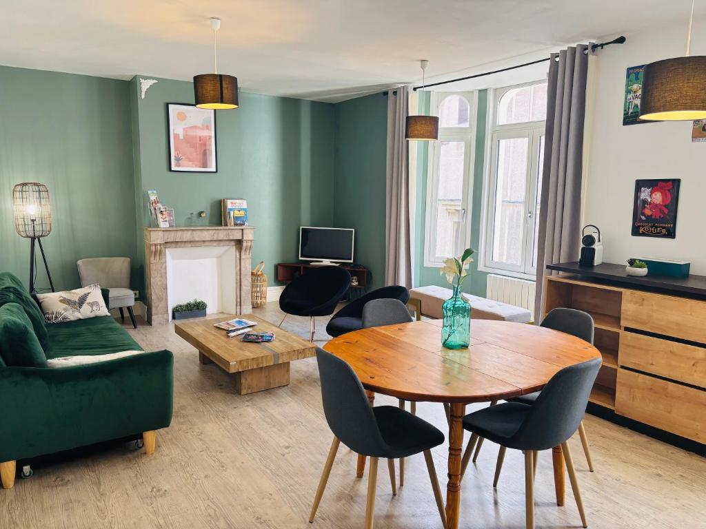 un salon avec une table et un canapé dans l'établissement Appartement au coeur de la vieille ville, à Boulogne-sur-Mer