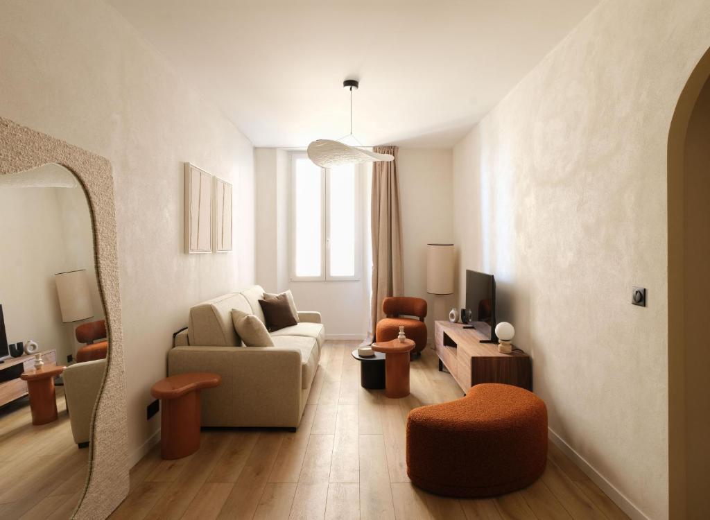 un salon avec un canapé et une chaise dans l'établissement Exceptional facing Palais Cannes1, à Cannes