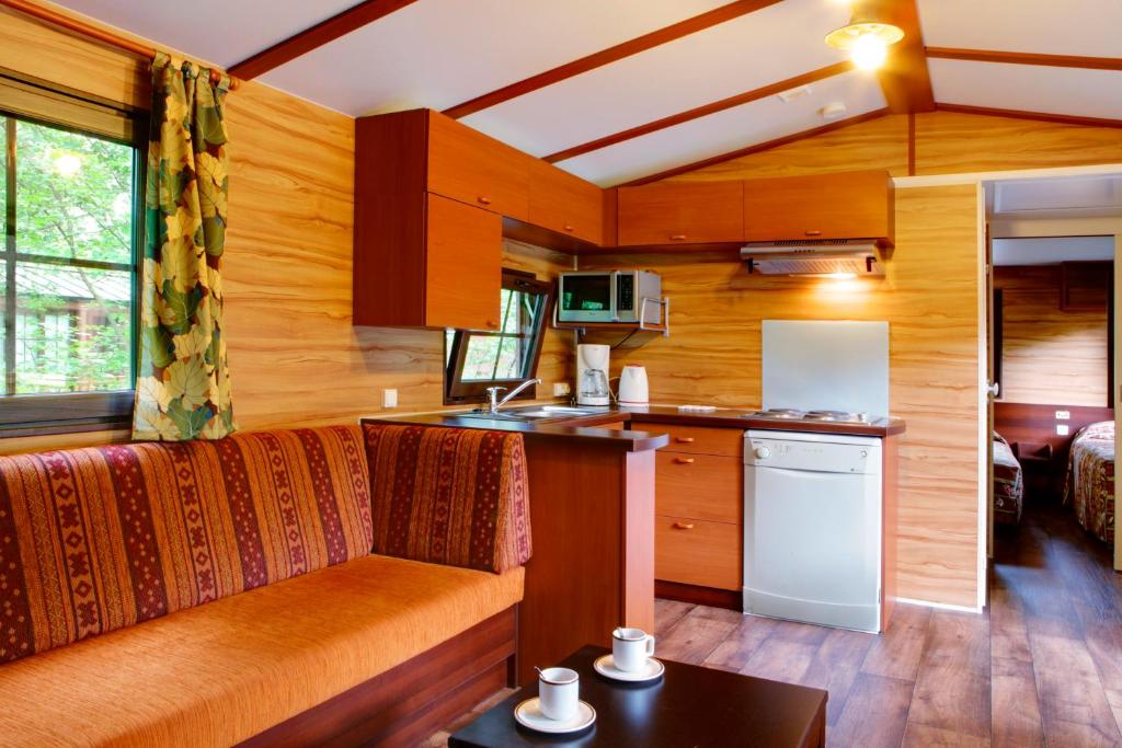Una cocina o zona de cocina en Disney Davy Crockett Ranch