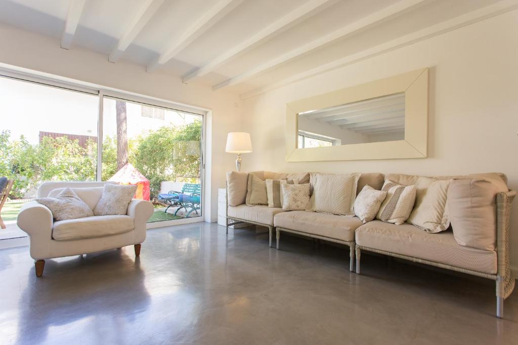 un soggiorno con due divani e uno specchio di FLH Melides Beach House a Melides