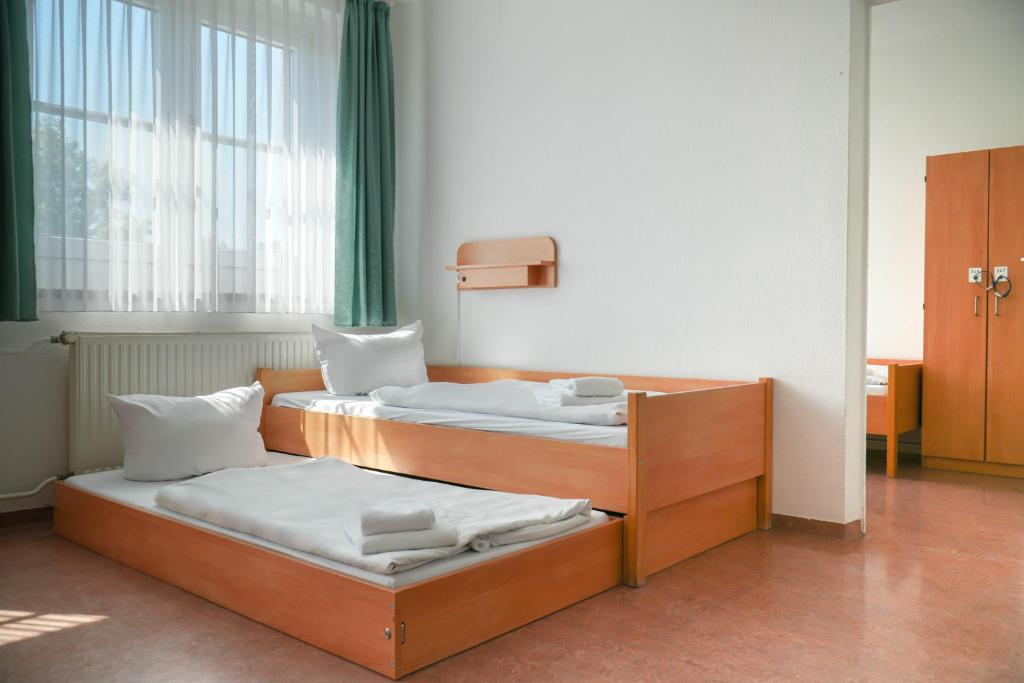 Postel nebo postele na pokoji v ubytování DJH Jugendherberge Dresden - Jugendgästehaus