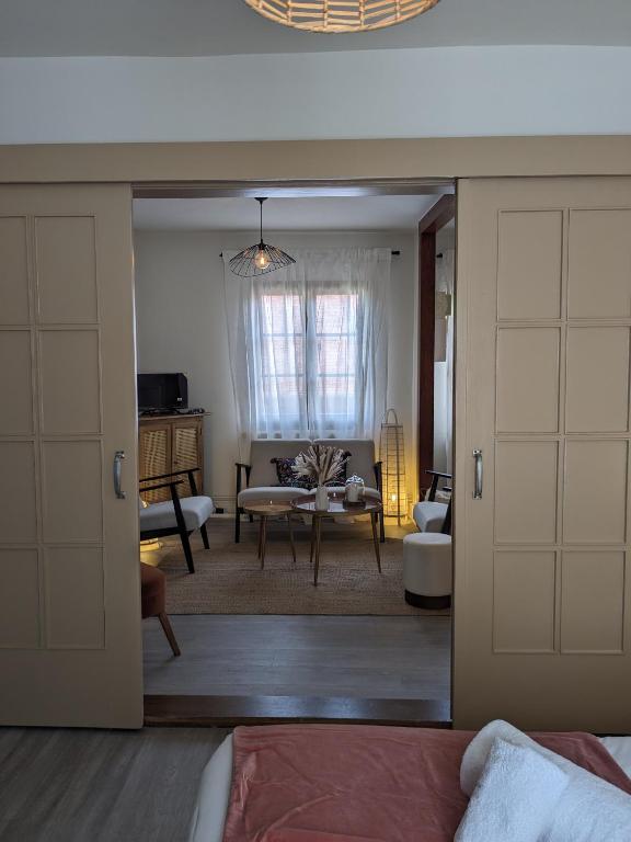 La Maison des Potiers avec Terrasse et Parking – photo 13