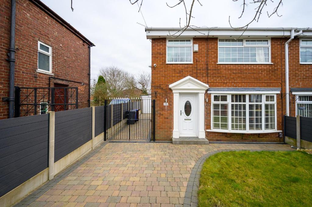 Droylsden Eden - Next to Tram - Free Parking Near Coop- Live & Etihad Stadium - Maison 3 Chambres