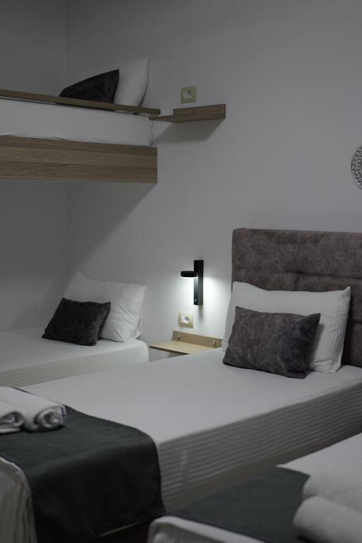 Postel nebo postele na pokoji v ubytování Hotel Abedini