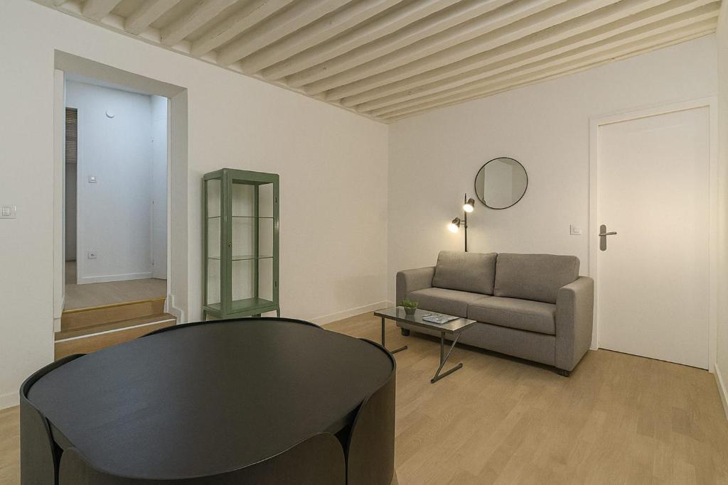 un salon avec un canapé et une table dans l'établissement Charm & comfort in Presqu'île 6 pers, à Lyon