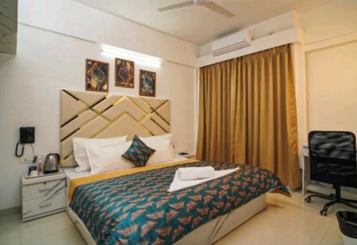 Giường trong phòng chung tại Saara Residency