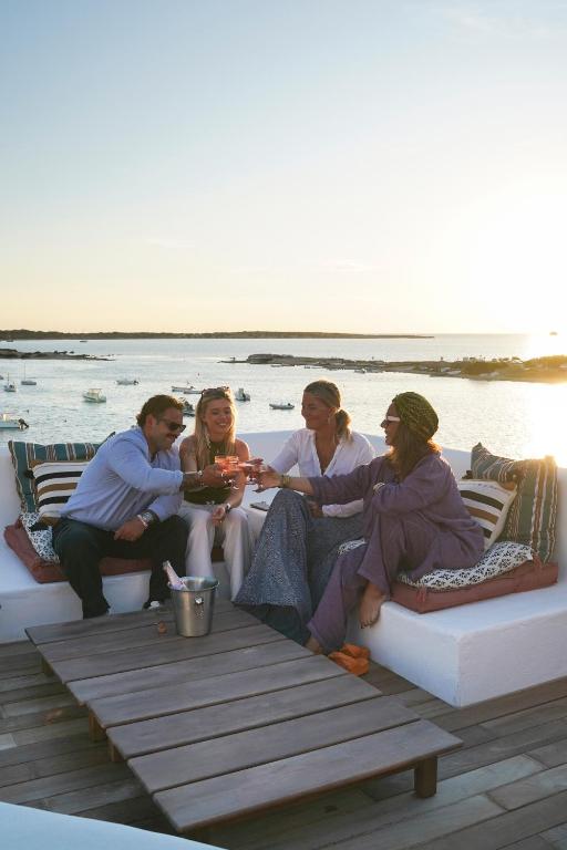 a group of people sitting on a boat on the beach at Formentera Especial in La Savina