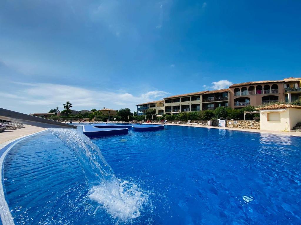 une piscine avec une fontaine au milieu dans l'établissement La Madrague, aux Issambres