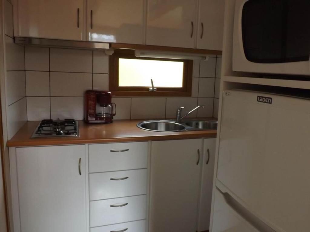 Kuchyň nebo kuchyňský kout v ubytování CAMPING PLEIN SOLEIL