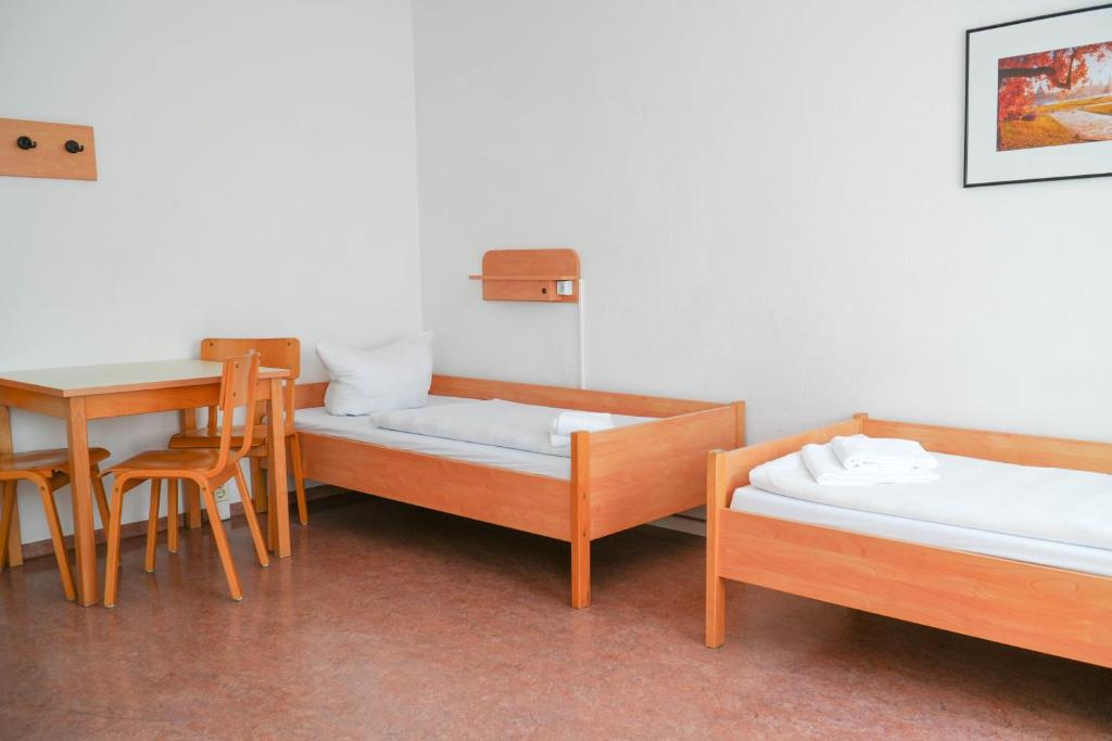 Postel nebo postele na pokoji v ubytování DJH Jugendherberge Dresden - Jugendgästehaus