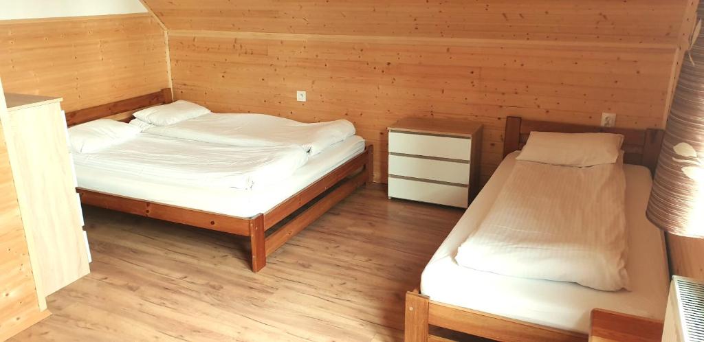Postel nebo postele na pokoji v ubytování Omszałe Głazy Mossy Rocks Dom na wyłączność