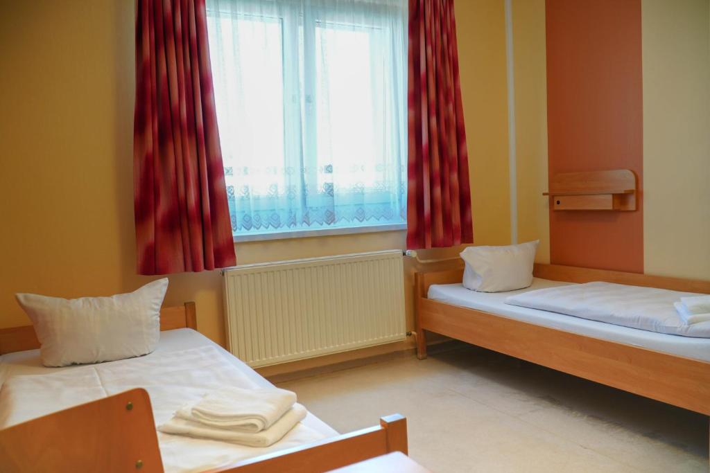 Postel nebo postele na pokoji v ubytování DJH Jugendherberge Dresden - Jugendgästehaus