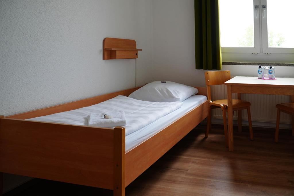 Postel nebo postele na pokoji v ubytování DJH Jugendherberge Dresden - Jugendgästehaus