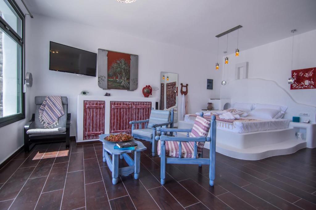 TV a/nebo společenská místnost v ubytování ELAIOLITHOS - Luxury Villa Suites - Adults Only