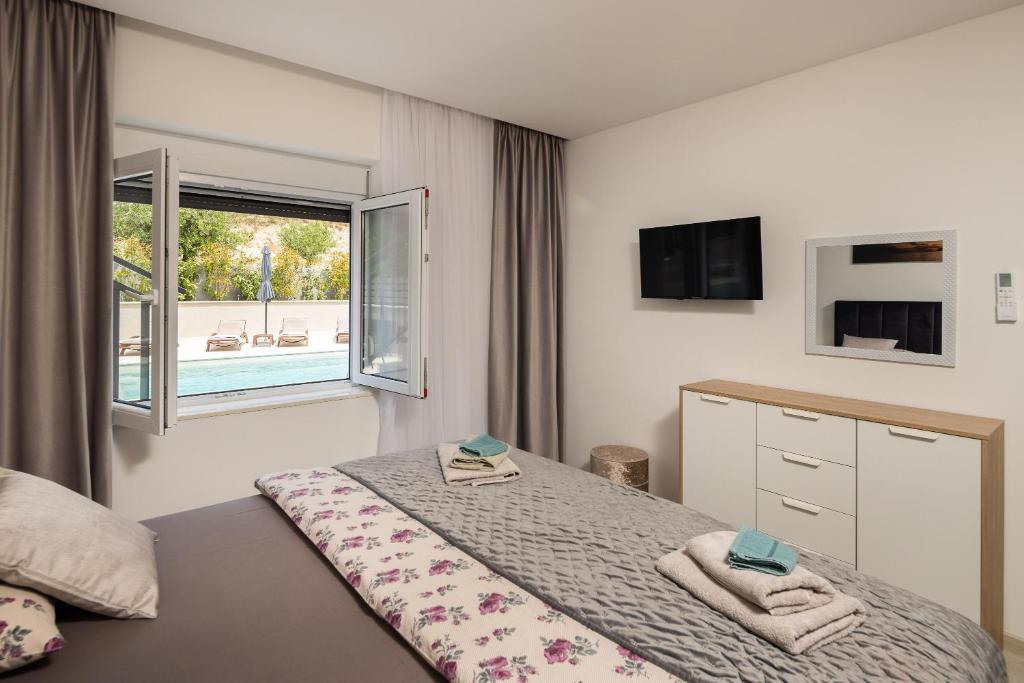 TV a/nebo společenská místnost v ubytování Luxury Apartment Lorena - Private Heated Pool -