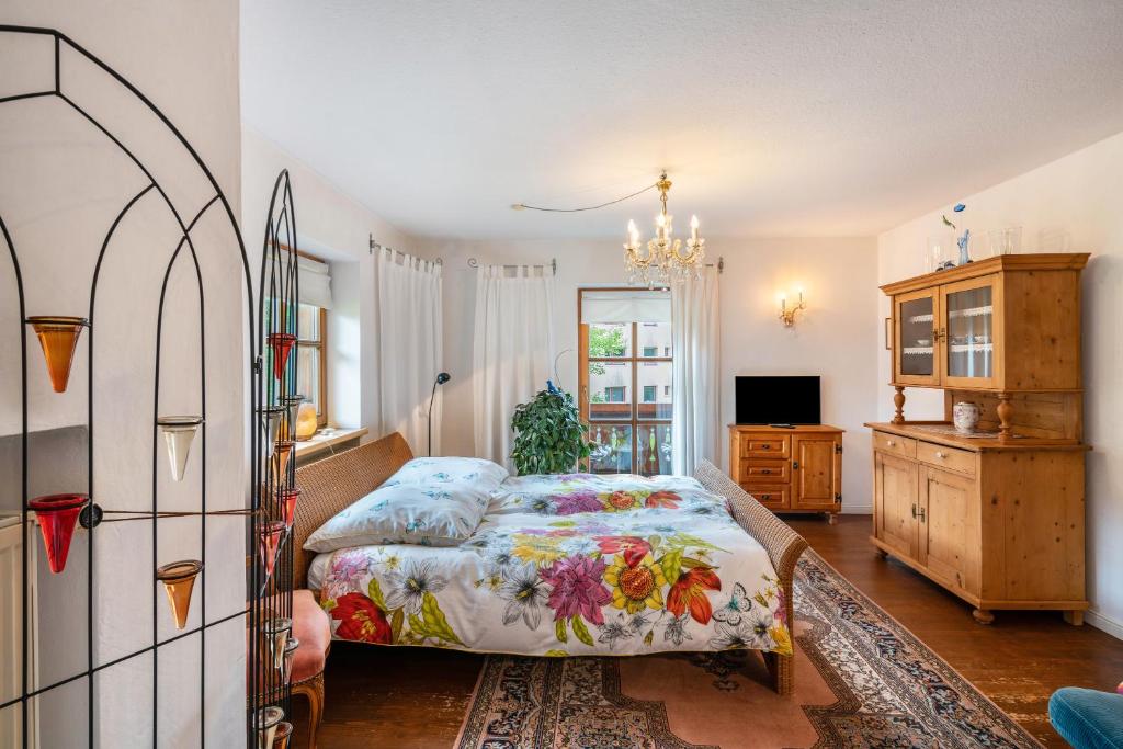 Un dormitorio con una cama y una cómoda. en Ferienwohnung Edelweiß, en Schönau am Königssee