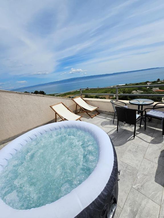 Sea view apartment with terrace near the beach