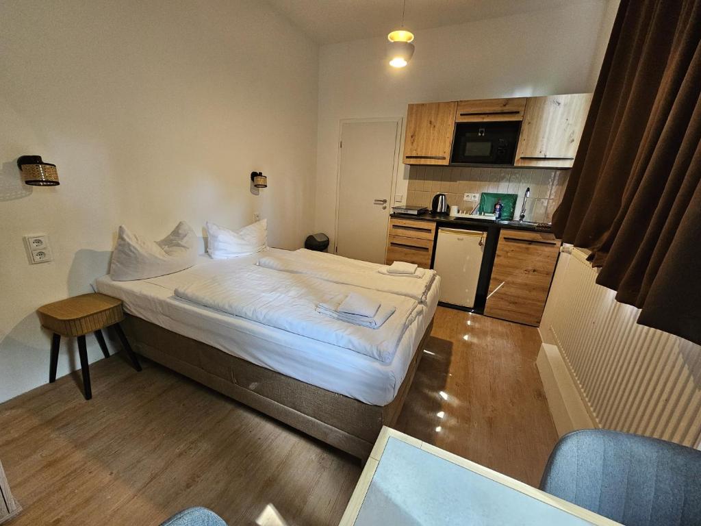 Piccola camera con letto e cucina. di ApartHotel Slumber 24h Self Check in a Geesthacht