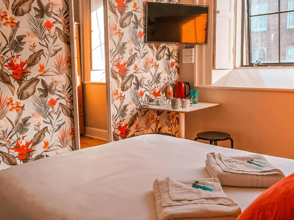 Postel nebo postele na pokoji v ubytování Gardiner House Hostel