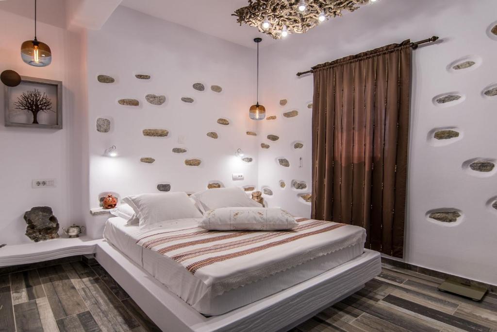 Postel nebo postele na pokoji v ubytování ELAIOLITHOS - Luxury Villa Suites - Adults Only