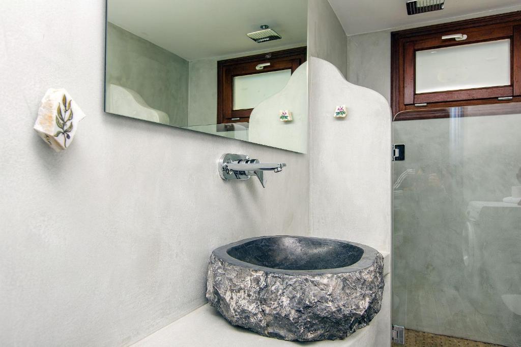 Koupelna v ubytování ELAIOLITHOS - Luxury Villa Suites - Adults Only