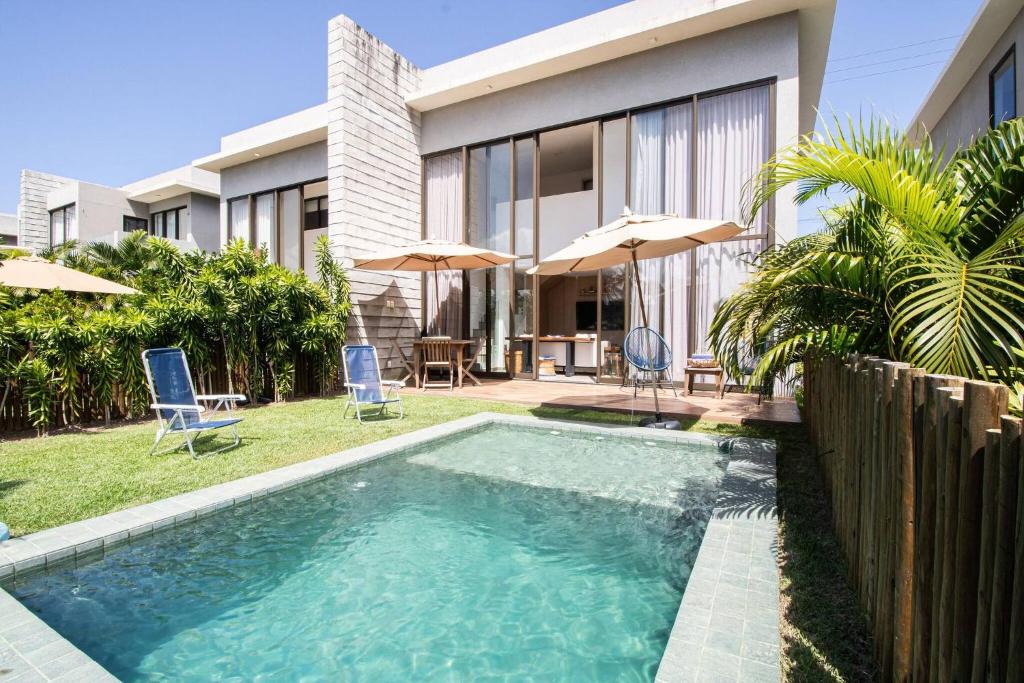 ein Swimmingpool vor einem Haus in der Unterkunft OKA Milagres Cond. Beira Mar para 08 Pessoas in Barra do Camaragibe