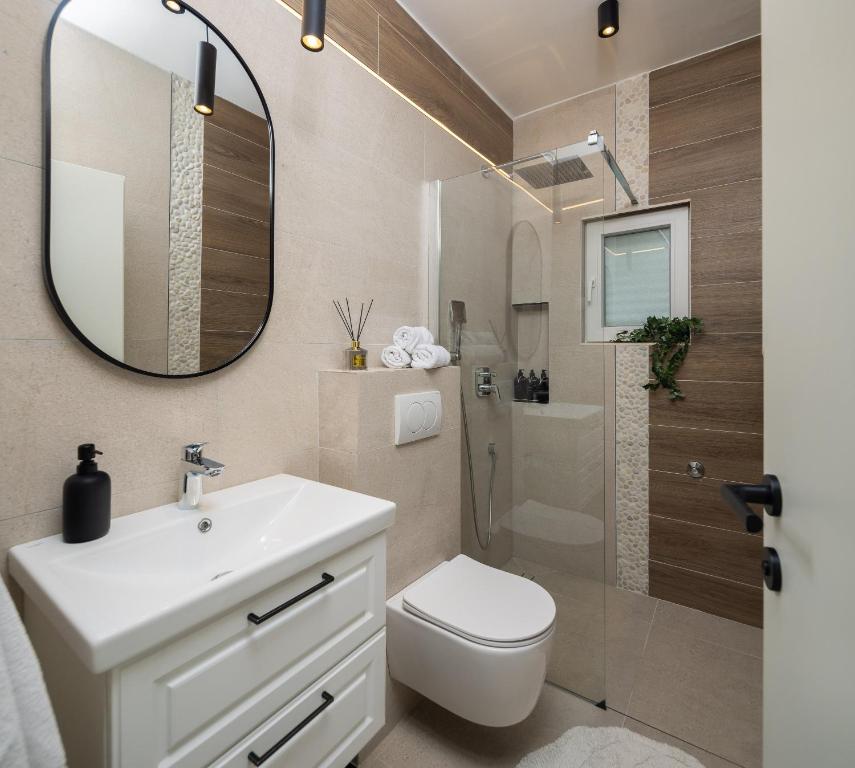 Kúpeľňa v ubytovaní Caleta Seaview Suites - Pool & Jacuzzi