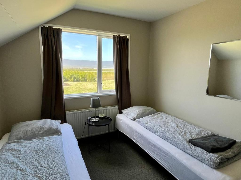 Rúm í herbergi á Eyjólfsstadir Guesthouse