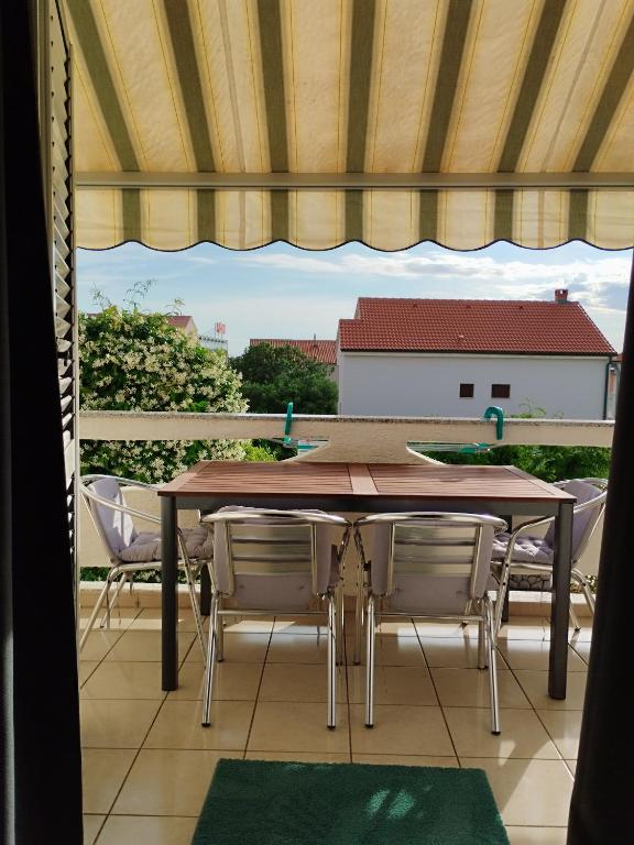 Walk to beach 2BR center, Zrce bus, parking