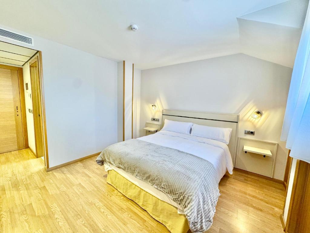 Postel nebo postele na pokoji v ubytování Hotel Ávila Diró