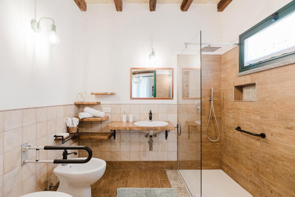 une salle de bains avec douche, toilettes et lavabo dans l'établissement Le Giarre - Villa Con Piscina, à Marausa
