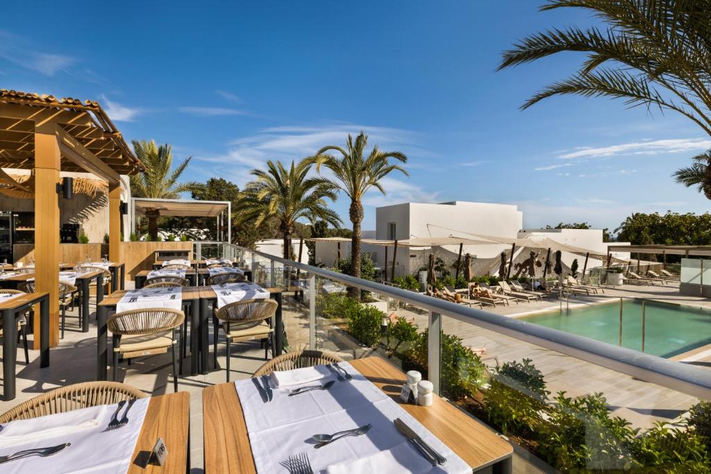 Bazén v ubytování Hotel Riu Palace La Mola nebo v jeho okolí