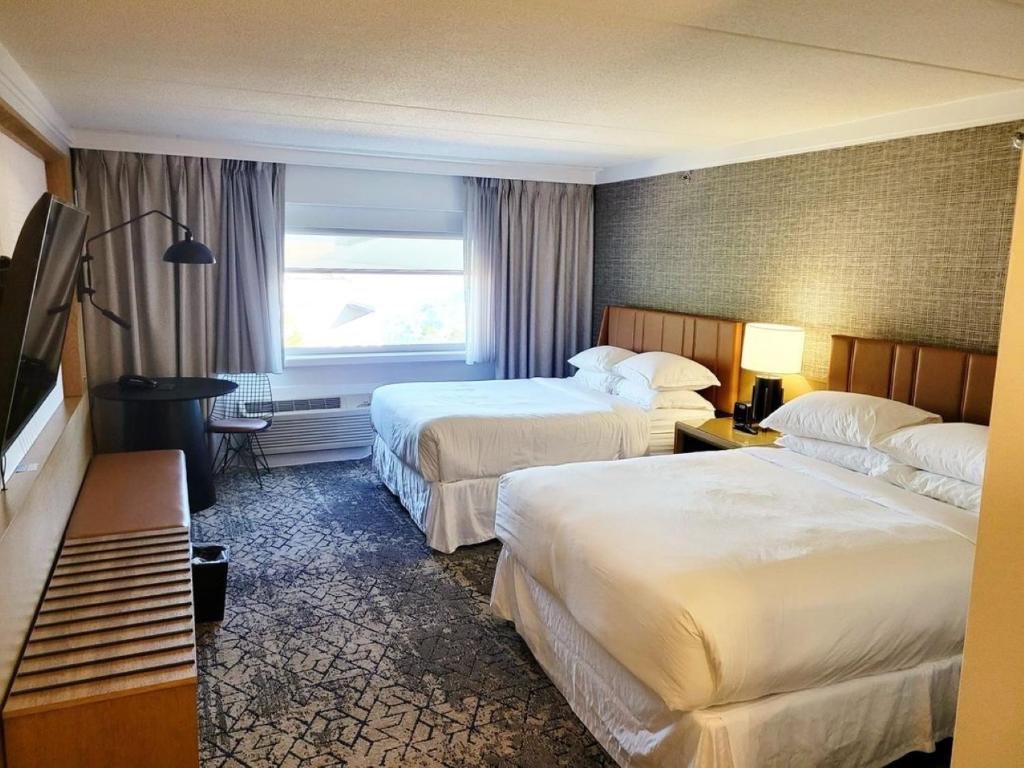 Postel nebo postele na pokoji v ubytování Sheraton Niagara Falls