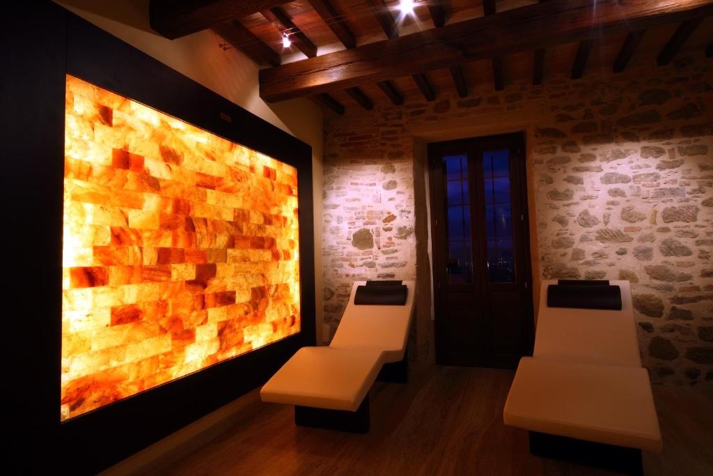 TV a/nebo společenská místnost v ubytování Relais La Corte di Bettona
