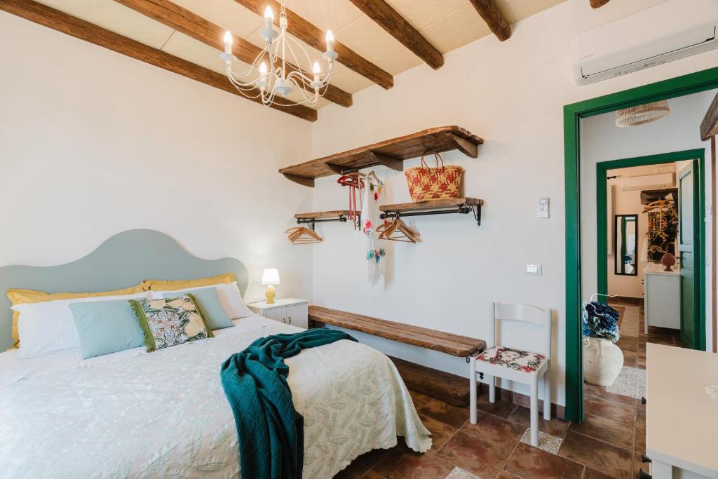 une chambre avec un lit et un lustre dans l'établissement Le Giarre - Villa Con Piscina, à Marausa 20 autres photos