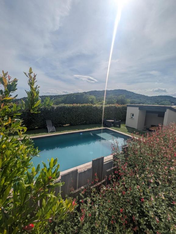 - une piscine dans le jardin d'une maison dans l'établissement la maison des copains, à Sauzet
