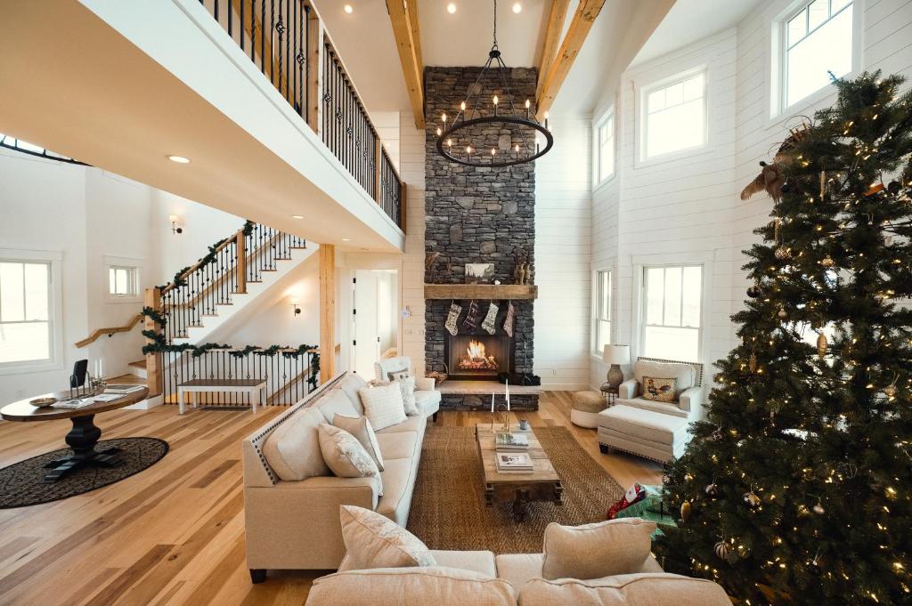 een woonkamer met een kerstboom en een open haard bij Ann Riley Farmhouse 6BDR on Yuba Vineyards - 8062 in Rapid City