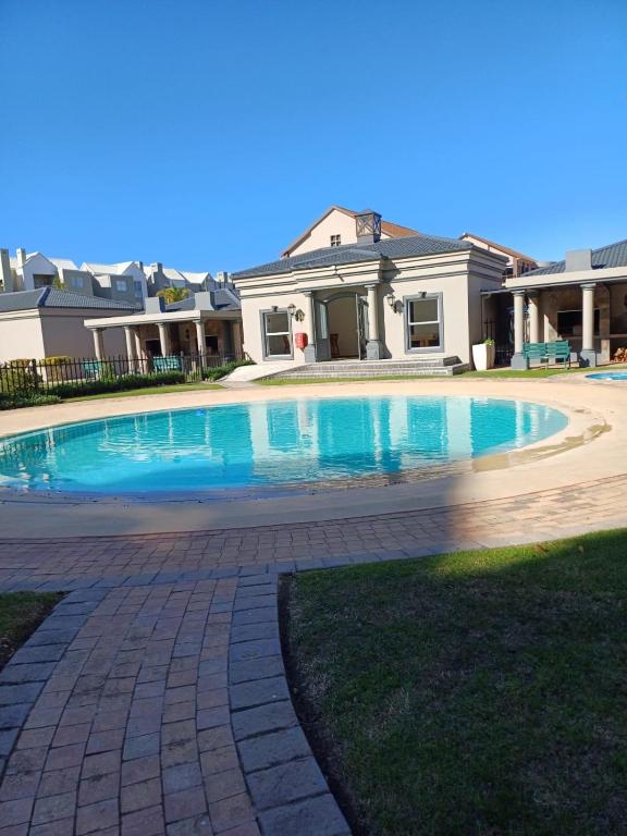 Swimmingpoolen hos eller tæt på Portobelo 6