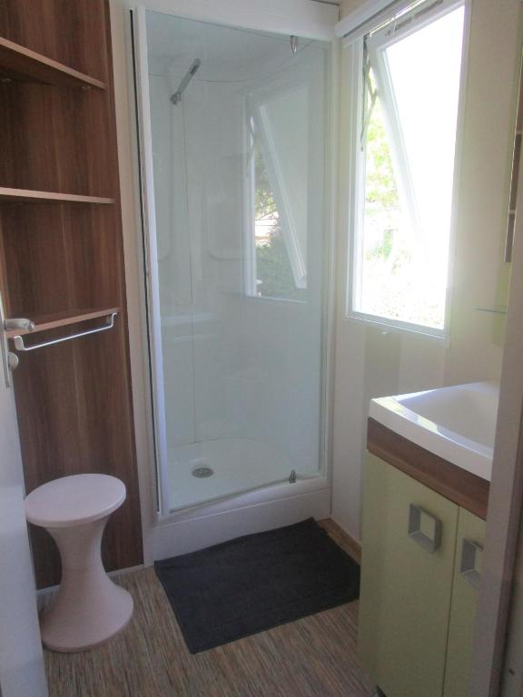 une salle de bain avec une douche, des toilettes et un lavabo dans l'établissement Mobil-home, à Saint-Pierre-dʼOléron