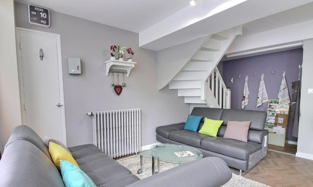 un salon avec un canapé et une table dans l'établissement L'étape Josselinaise, à Josselin